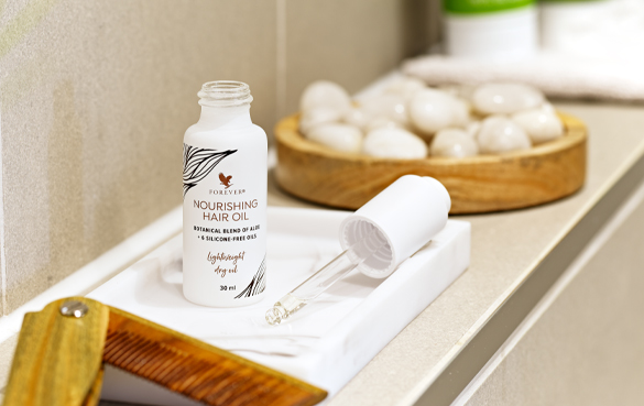 Nourishing Hair Oil stärker och återfuktar för silkeslent resultat. 