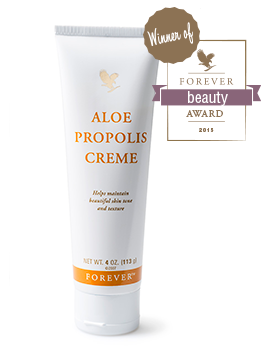 Aloe Propolis Creme är ett mjukgörande och fuktighetsbevarande underverk av hudvårdande godsaker.