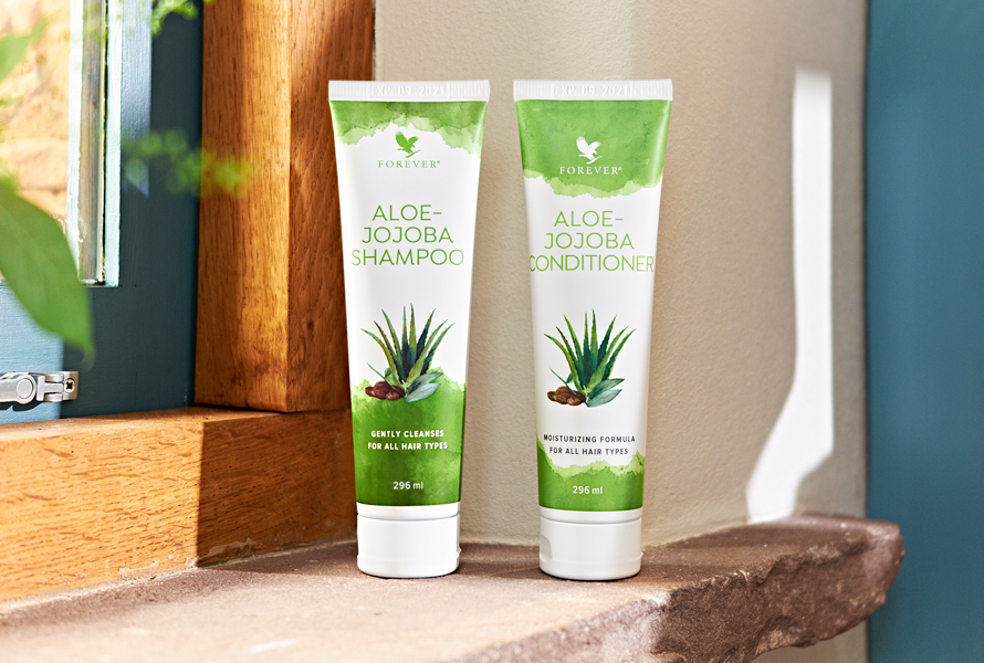 Aloe-Jojoba Shampoo & Conditioner med lyxig formula som gör ditt hår mjukt, glansigt och enkelt att styla. 